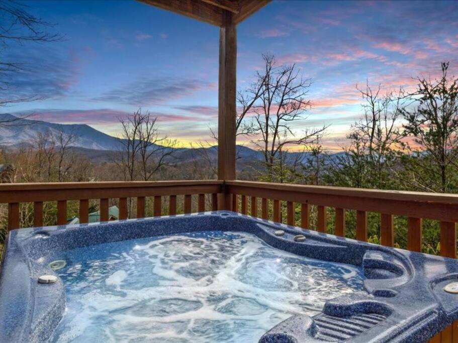 Breathtaking Views Of The Smokies, 3 Mins To Gatlinburg Villa Bagian luar foto