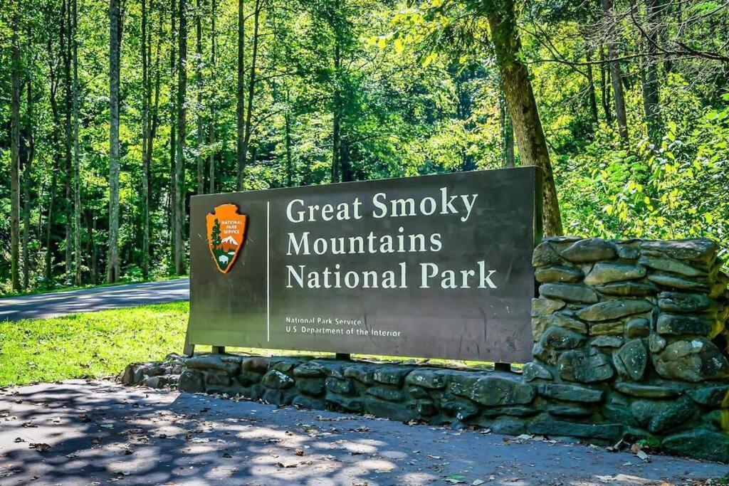 Breathtaking Views Of The Smokies, 3 Mins To Gatlinburg Villa Bagian luar foto